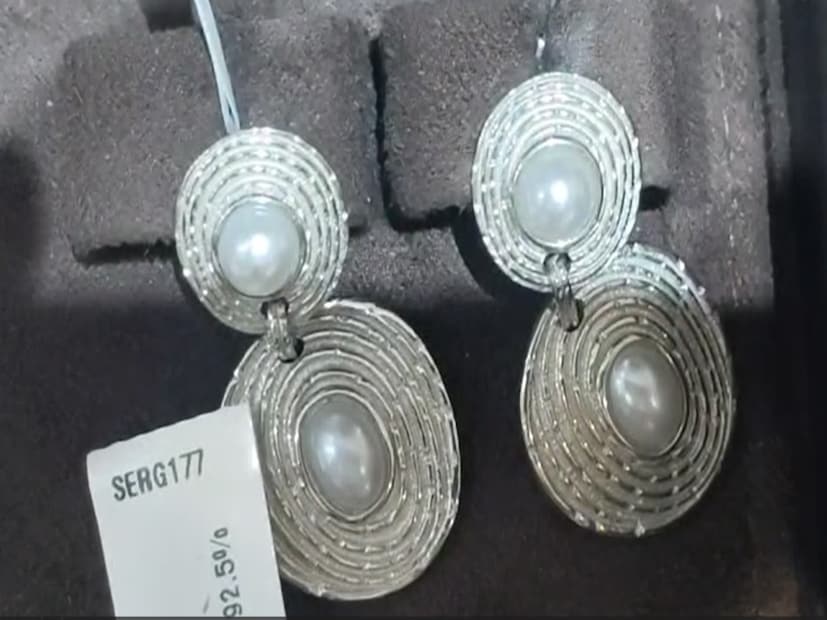 चांदीच्या दरातील ही वाढ गुंतवणूकदारांसाठी आश्चर्याचा विषय ठरली आहे. गेल्या फक्त दहा महिन्यांमध्ये चांदीचे भाव दुप्पट झाले आहेत! विशेष म्हणजे, या काळात चांदीने सोन्याच्या तुलनेत ३७ टक्क्यांनी जास्त परतावा दिला आहे. चांदीमध्ये आलेली ही 'तुफानी तेजी' पाहून आता सर्वजण याचे कारण आणि भविष्यातील दिशा जाणून घेण्यासाठी उत्सुक आहेत.