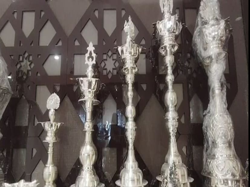 देशात सोने आणि चांदीच्या भावांना अक्षरशः 'आग' लागली आहे. सोन्याच्या किमतीत सलग तिसऱ्या दिवशी मोठी तेजी कायम राहिली. दिल्ली सराफा बाजारात बुधवारी सोन्याचे भाव १,००० रुपयांनी वाढून १,३१,८०० रुपये प्रति १० ग्रॅम या विक्रमी उच्चांकावर पोहोचले होते. दुसरीकडे, चांदीचे दर मंगळवारी गाठलेल्या १,८५,००० रुपये प्रति किलोच्या विक्रमी पातळीवरून थोडे खाली आले असले, तरी ते आजही १,८२,००० रुपये प्रति किलोवर पोहोचले आहेत. 