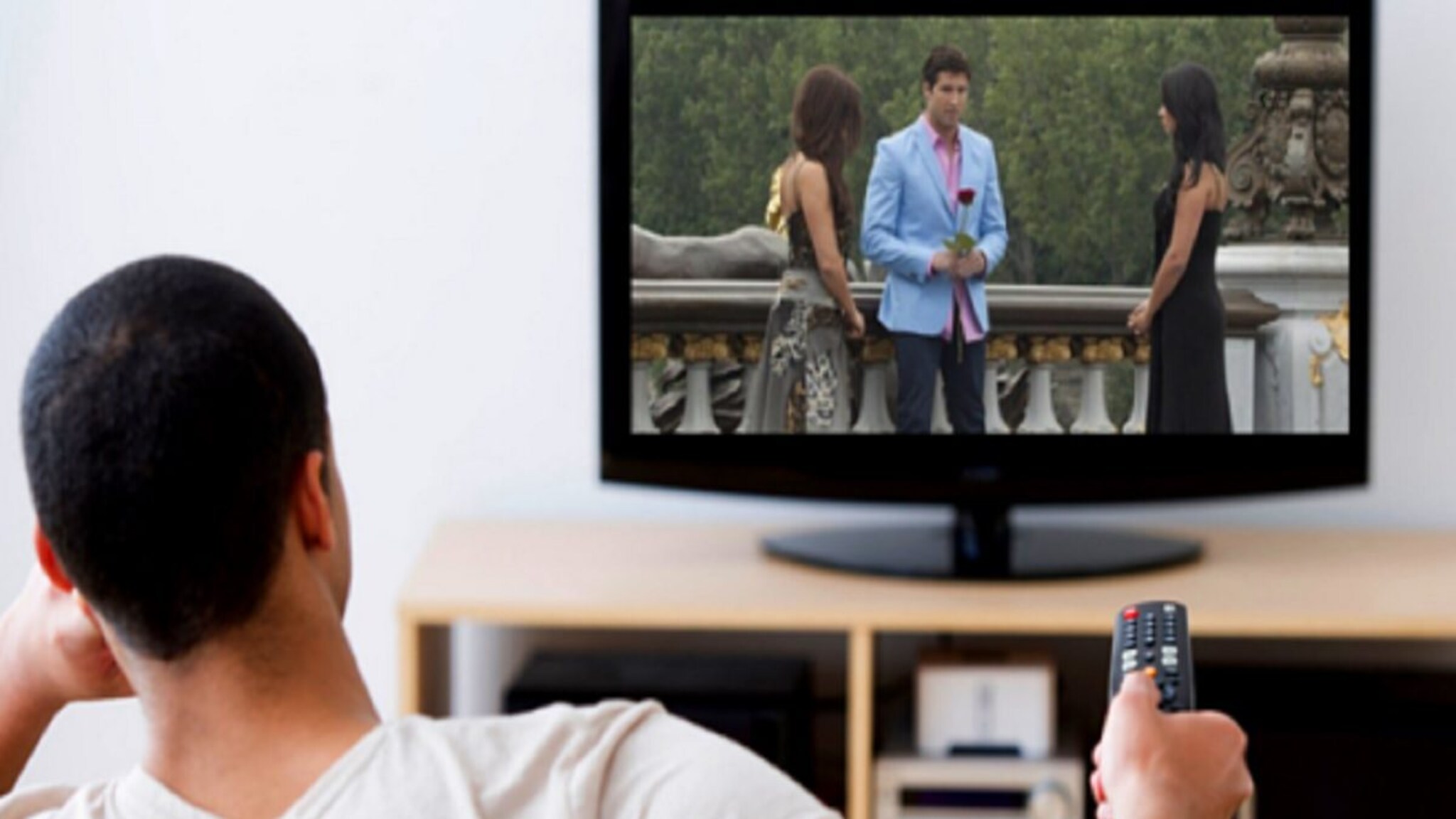 आता फ्रीमध्ये पाहा Live TV आणि फिल्म! तुमच्या Smart TV मध्ये लपलंय सीक्रेट