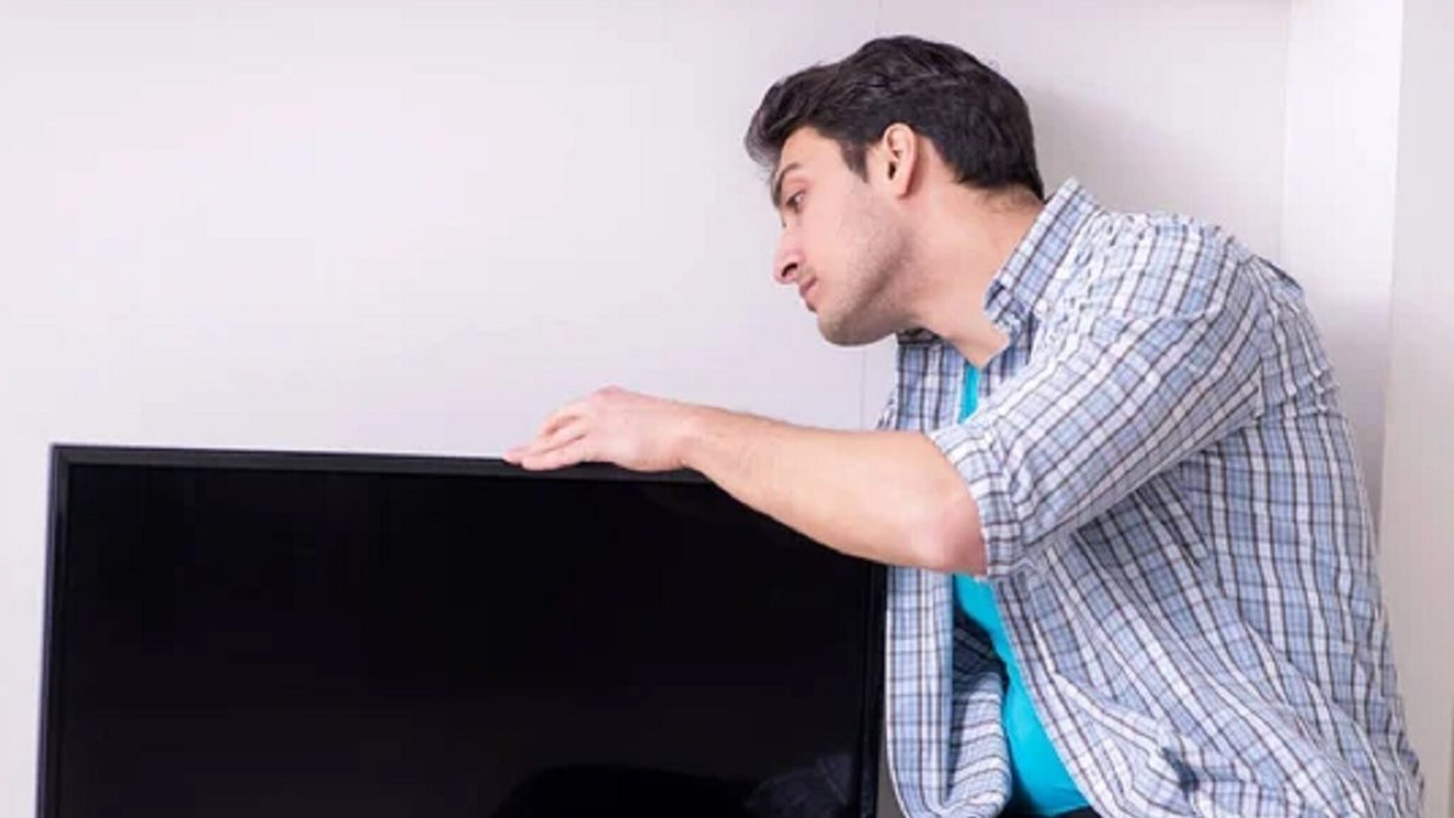 स्मार्ट टीव्ही वारंवार ऑन-ऑफ होतोय का? करा हे काम, प्रॉब्लम होईल दूर 