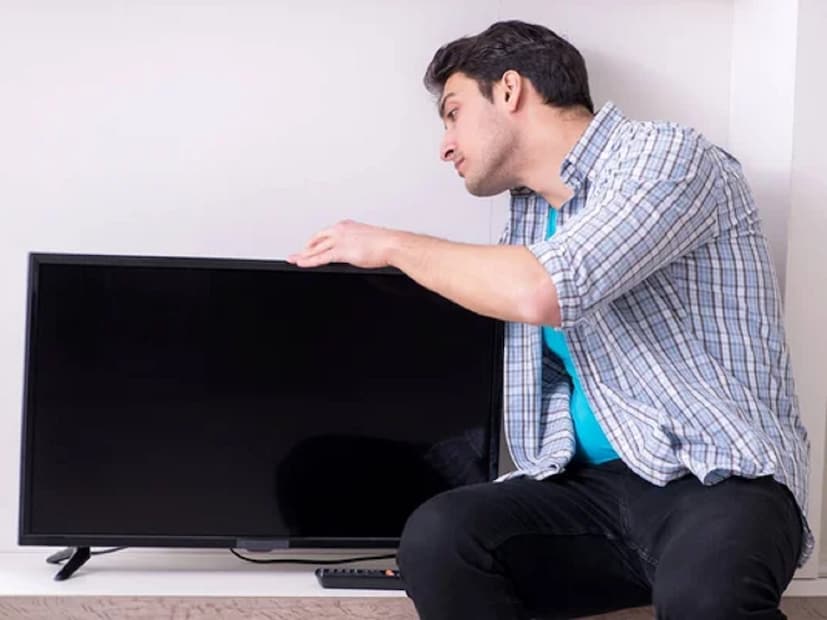 बरेच लोक इंटरनेटवरून फर्मवेअर डाउनलोड करून त्यांच्या टीव्हीमध्ये नवीन फीचर्स जोडण्याचा प्रयत्न करतात. ही पद्धत अत्यंत धोकादायक आहे. कारण चुकीच्या मॉडेलमधील चुकीची फाइल किंवा फर्मवेअर टीव्हीला पूर्णपणे नुकसान पोहोचवू शकते. म्हणून, नेहमी टीव्ही कंपनीनेच दिलेला केलेले OTA अपडेट वापरा. ​​तुम्ही सेटिंग्ज > Software Update वर जाऊन नवीन OTA अपडेट चेक करु शकता.