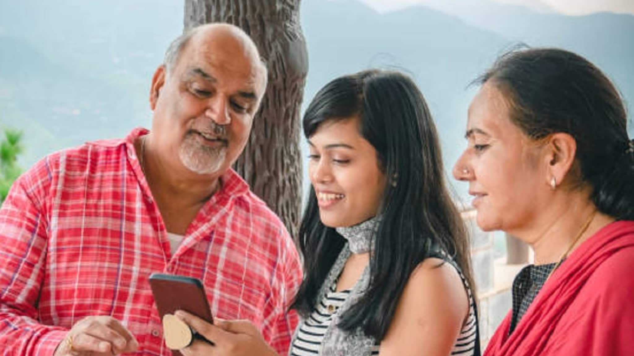 तुमच्या आई-बाबांकडे स्मार्टफोन आहे? या 5 फीचर्सविषयी अवश्य सांगा, अडचणीत येईल कामी 