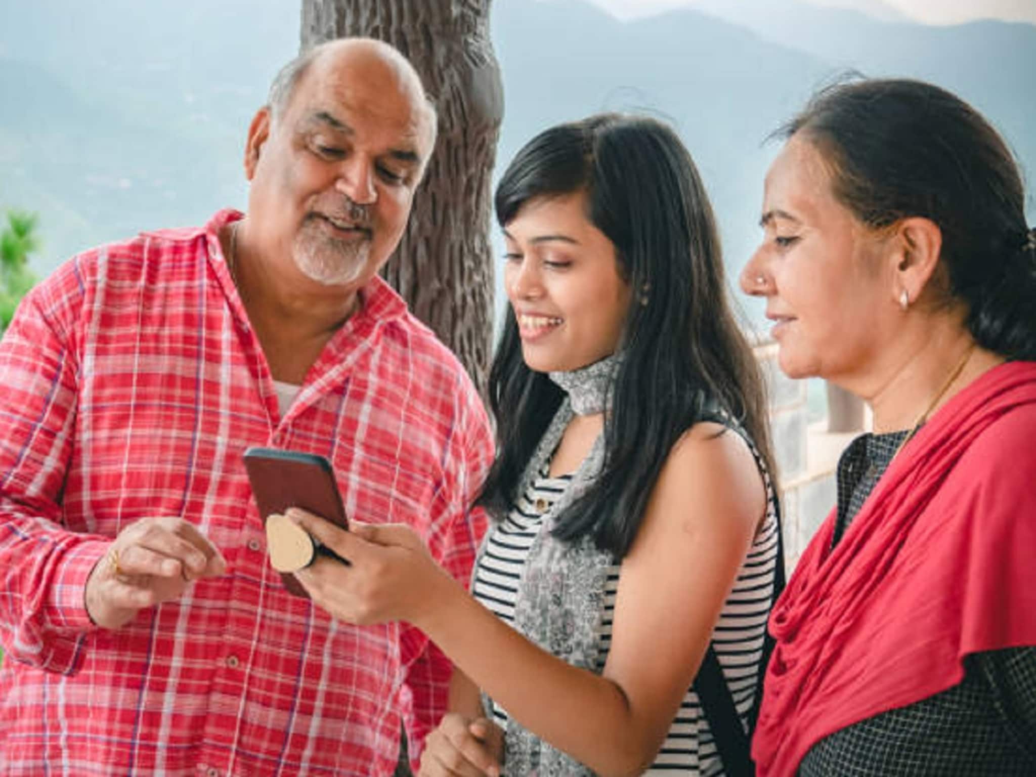 तुमच्या आई-बाबांकडे स्मार्टफोन आहे? या 5 फीचर्सविषयी अवश्य सांगा, अडचणीत येईल कामी 