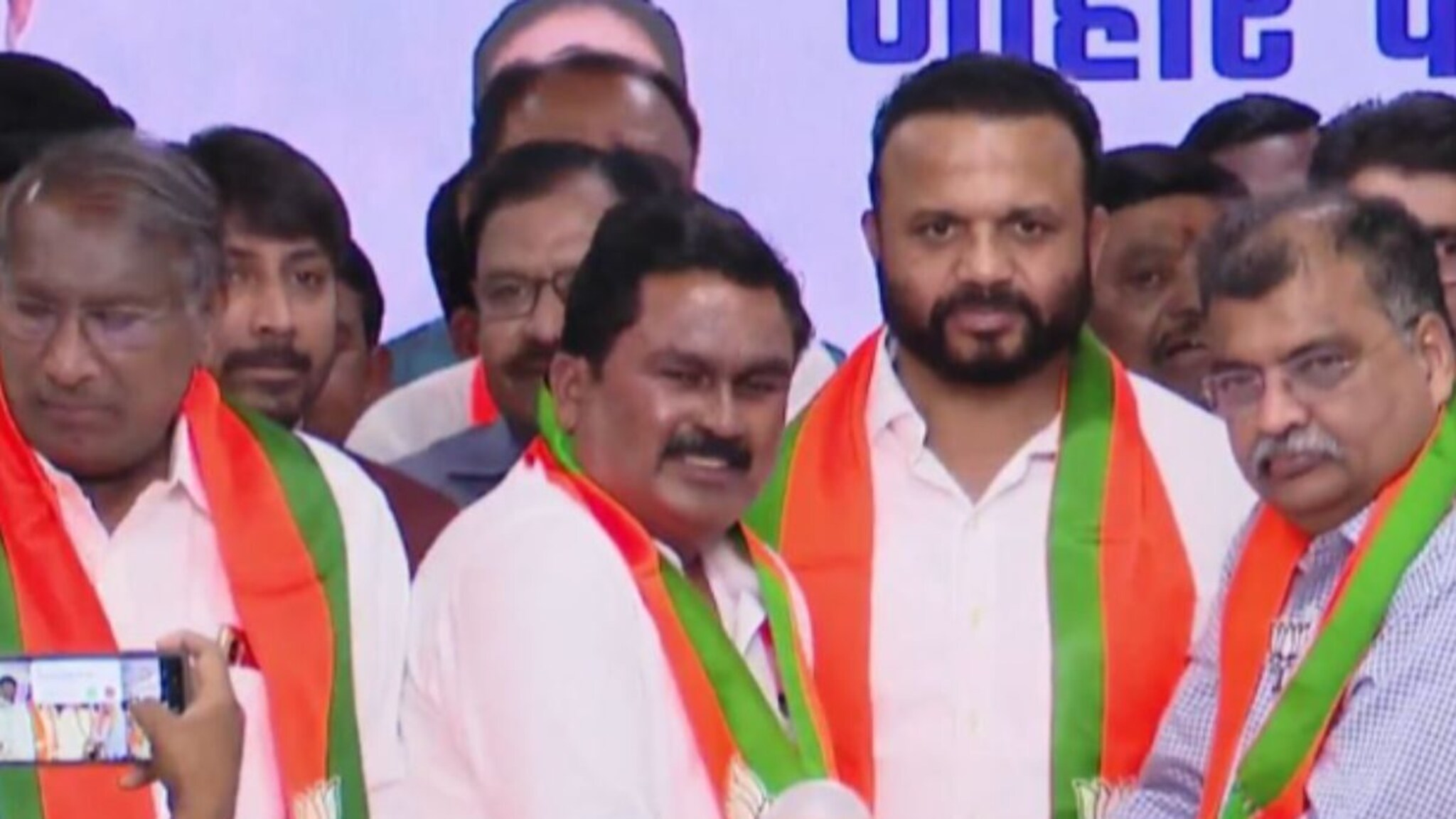 भाजपचा राष्ट्रवादीला दणका, सोलापुरातील दोन माजी आमदारांच्या हातात कमळ