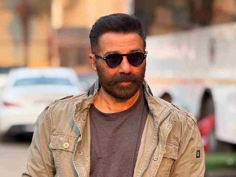  पंकज पुढे म्हणाले,"आमच्याकडे फक्त तीन दिवस असल्याने आम्ही पुन्हा शूटिंग सुरू केलं. सनी देओलच्या डान्सची वेळ आली आणि तो गायबच झाला. 2 तास त्याच्यासोबत काहीही संपर्क झाला नाही".