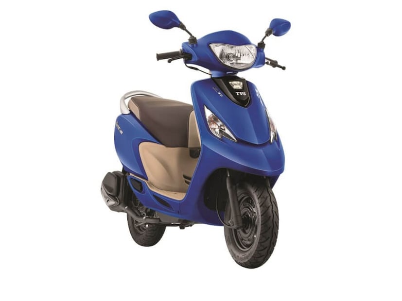 TVS Zest 110 - टीव्हीएस मोटर्सची आणखी एक स्कुटर आहे ती स्वस्त आणि मस्त आहे.  TVS Zest 110 ची किंमत ७०,६०० हजारांपासून सुरू होते. या स्कुटरमध्ये 109.7 cc, 4-स्ट्रोक, एअर कूल्ड इंजिन दिलं आहे जे पॉवर 7.71 bhp @ 7500 rpm आणिटॉर्क 8.8 Nm @ 5500 rpm चा जनरेट करतो. या स्कुटरचं वजन  103 किलो इतकं आहे. या स्कुटरमध्ये मोबाईल चार्जिंगसाठी USB चार्जिंग पोर्ट दिलं आहे. तसंच  LED टेल लॅम्प, सेंटर स्टँड, DRL लाईट, डिजिटल इन्स्ट्रुमेंट क्लस्टर आणि ब्लूटूथ कनेक्टिव्हिटी दिलं आहे.  