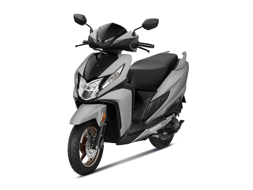  Honda Dio - होंडाची आणखी एक स्कुटर स्वस्त आणि मस्त आहे.  Honda Dio ही नव्याने लाँच केली आहे. या स्कुटरची किंमत ६८,८४६ हजारांपासून सुरू होते.   Dio चं हे अपडेटेड व्हर्जन आहे. Honda Dio चे २ व्हेरिएंट DLX आणि H-Smart विक्रीसाठी उपलब्ध आहे. 2025 होंडा डियो आता नवी 4.2-इंच TFT इंस्ट्रूमेंट क्लस्टरसह आहे. यात मायलेज इंडिकेटर, ट्रिप मीटर, इको इंडिकेटर आणि रेंज पाहता येईल. या स्कुटरमध्ये आइडलिंग स्टार्ट/स्टॉप सिस्टम सुद्धा दिली आहे. ज्यामुळे इंधनाची कपात आणि उत्सर्जन कमी करण्यास मदत करते.