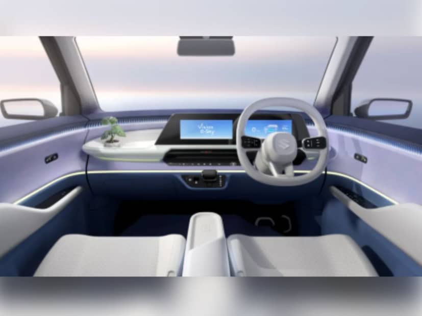 Vision e-Sky मध्ये आतमध्येही उत्तम असं इंटिरियर केलं आहे.  या Vision e-Sky  मध्.े 'स्क्विरकल' चौकोनी आकाराचे स्टीअरिंग व्हील आहे, ज्यावर मल्टी-फंक्शन बटणं दिली आहेत. ड्रायव्हरसाठी दोन डिजिटल स्क्रीन आहेत. एक इन्स्ट्रुमेंट क्लस्टरसाठी जी बॅटरी चार्ज, रेंज आणि स्पीड (गती) यासारखी माहिती दर्शवते आमि दुसरी इन्फोटेनमेंटसाठी.  यात फ्लोटिंग डॅशबोर्ड डिझाइन आहे.
