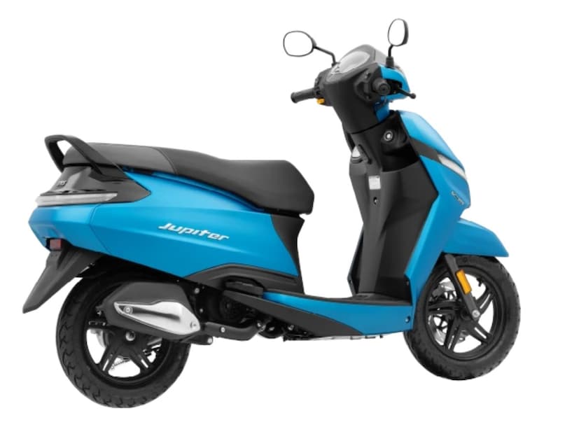 TVS Jupiter -  पहिल्या क्रमांकावर आली आहे TVS मोटर्सची TVS Jupiter. या स्कुटरची किंमत ७२,४०० पासून सुरू होते. ही एक सर्वाधिक विक्री होणाऱ्या स्कुटरपैकी एक आहे. उत्तम मायलेज आणि दमदार फिचर्समुळे TVS Jupiter सगळ्यांची फेव्हरेट आहे.  ज्युपिटर १२५ मध्ये पूर्णपणे १२-इंच अलॉय व्हील्स, टेलिस्कोपिक फ्रंट फोर्क्स, फ्रंट डिस्क ब्रेक आणि रिअर ड्रम ब्रेक दिले आहे. TVS Jupiter मध्ये यूएसबी चार्जिंग पोर्ट आहे.  TVS ज्युपिटर १२५ मध्ये  १२५ सीसी सिंगल-सिलेंडर इंजिन आहे जे ८ बीएचपी आणि १०.५ एनएम पीक टॉर्क निर्माण करते. अलिकडेच जोडलेल्या आयगो असिस्टमुळे हे आउटपुट ८.४४ बीएचपी आणि ११.१ एनएम पर्यंत वाढते. हे इंजिन CVT ऑटोमॅटिक गिअरबॉक्सशी जोडलेला आहे. 