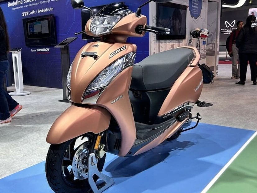 मागील काही वर्षांपासून ऑटो इंडस्ट्रीमध्ये वेगवेगळे प्रयोग केले जात आहे. एकीकडे ईलेक्ट्रिक वाहनांनी मार्केट व्यापून गेलं आहे. तर दुसरीकडे आता स्कुटरमध्येही टीव्हीएसने एक अनोखा प्रयोग केला आहे. बजाज ऑटोनंतर टीव्हीएस मोटर्सने CNG स्कुटर तयार केली आहे. या स्कुटरची झलक टीव्हीएसने दिल्लीतील एक्सपो मध्ये दाखवली होती. आता लवकरच TVS Jupiter CNG च्या लाँचिंगची माहिती समोर आली आहे.  मागील काही वर्षांपासून ऑटो इंडस्ट्रीमध्ये वेगवेगळे प्रयोग केले जात आहे. एकीकडे ईलेक्ट्रिक वाहनांनी मार्केट व्यापून गेलं आहे. तर दुसरीकडे आता स्कुटरमध्येही टीव्हीएसने एक अनोखा प्रयोग केला आहे. बजाज ऑटोनंतर टीव्हीएस मोटर्सने CNG स्कुटर तयार केली आहे. या स्कुटरची झलक टीव्हीएसने दिल्लीतील एक्सपो मध्ये दाखवली होती. आता लवकरच TVS Jupiter CNG च्या लाँचिंगची माहिती समोर आली आहे.