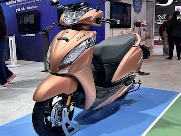 Bike विकावीच लागणार! येतेय 226 किमी मायलेज देणारी स्कुटर, किंमतही असेल बजेटमध्ये Bike विकावीच लागणार! येतेय 226 किमी मायलेज देणारी स्कुटर, किंमतही असेल बजेटमध्ये