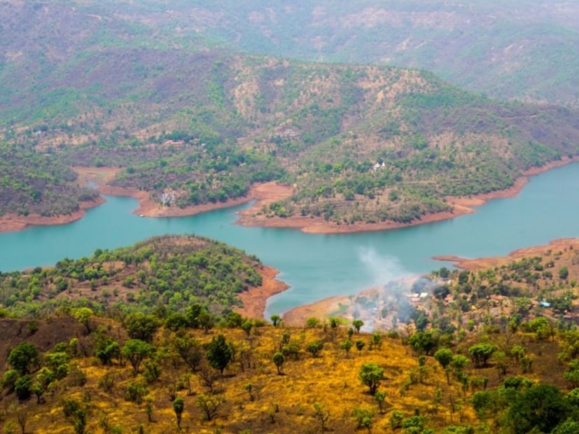  शिवसागर जलाशयाभोवती ट्रेकिंगसाठी अनेक पर्यटन स्थळे आहेत. या ठिकाणापासून अनेक पर्यटक जयगड आणि वासोटा किल्ल्यांवर ट्रेकिंगला जातात. तापोळ्यामध्ये पर्यटक बोटिंगचा आनंद लुटतात. दाट धुके, अंगाला बोचणारी थंडी आणि हिरवीगार गर्द झाडी तापोळ्याच्या सौंदर्यात भर घालते.