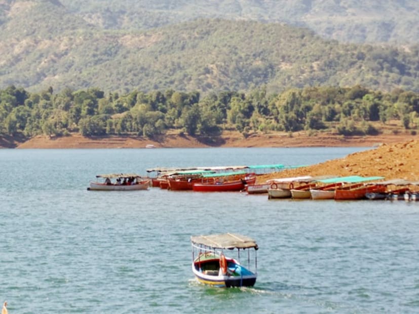  जर तुम्हीही सुट्ट्यांच्या दिवसांमध्ये फिरायला जाण्याचा प्लॅन करत असाल तर ही बातमी तुमच्यासाठी आहे. आज आम्ही तुम्हाला आपल्या महाराष्ट्रात असणाऱ्या मिनी काश्मिरबद्दल सांगणार आहे. हे महाराष्ट्रातील छुपे हिलस्टेशन आहे. इथलं निसर्ग सौंदर्य पाहून पर्यटक थक्क होतात.