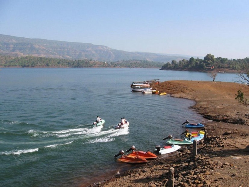  तापोळ्यामध्ये पर्यटकांचे मुख्य आकर्षण असलेला महाकाय असा शिवसागर जलाशय आहे. सोळशी आणि कोयना या दोन नद्या तापोळ्या जवळ एकत्र येतात. कोयना धरणामुळे निर्माण झालेल्या शिवसागर जलाशयाच्या काठावर आणि सह्याद्री पर्वतरांगेतील एका सोंडेवर असलेले तापोळा हे त्याच्या निसर्ग सौंदर्यामुळे मिनी काश्मिर म्हणून ओखळले जाते.