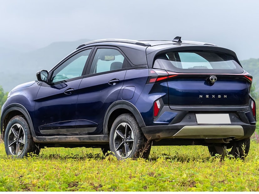 Tata Nexon चं इंजिन हे 1.2L टर्बो-पेट्रोल, 1.5L डिझेल असं आहे. यामध्ये EV पर्याय सुद्धा आहे.  Tata Nexon मध्ये मोठी 10.25-इंच टचस्क्रीन, व्हेंटिलेटेड सीट्स, सनरूफ, 6 एअरबॅग्ज दिले आहे. या कारच्या मायलेजबद्दल बोलायचं झालं तर पेट्रोल व्हेरिएंटमध्ये १७ तर डिझेल व्हेरिएंटमध्ये सर्वाधिक २४ इतकं आहे.  