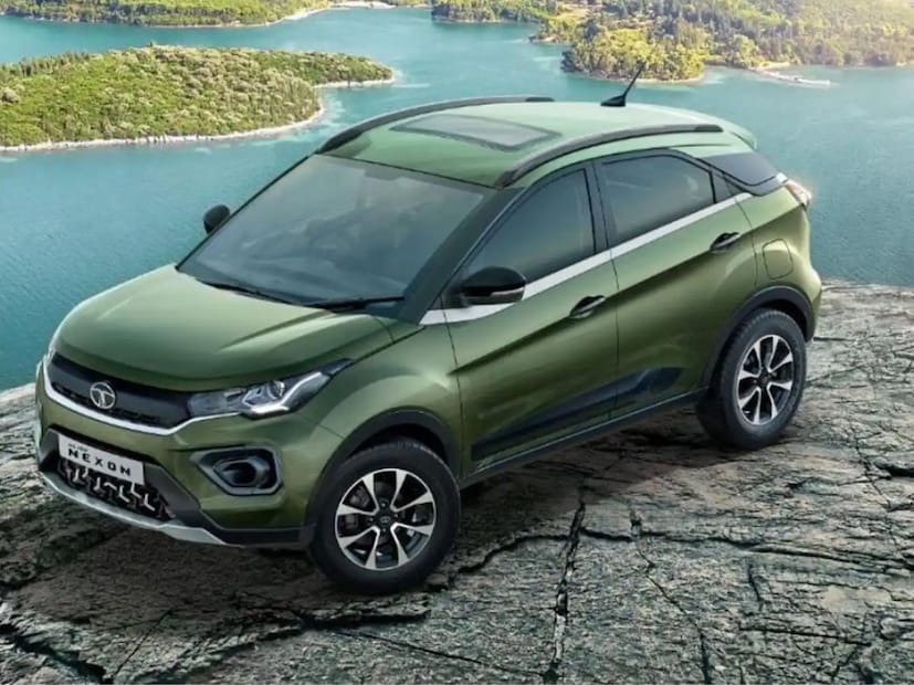 Tata Nexon - टाटा मोटर्सची सेफ्टीमध्ये टँकसारखी असलेली Tata Nexon सुद्धा विक्रीमध्ये दमदार आहे. Tata Nexon वर कंपनीने 45,000 पर्यंतची ऑफर दिली आहे. Tata Nexon ची किंमत 7.32 लाख ते 14.05 लाख (एक्स-शोरूम) दरम्यान आहे. कंपनीने कॅश डिस्काउंट, लॉयल्टी बोनस आणि स्क्रॅपेज ऑफरचा समावेश आहे. 