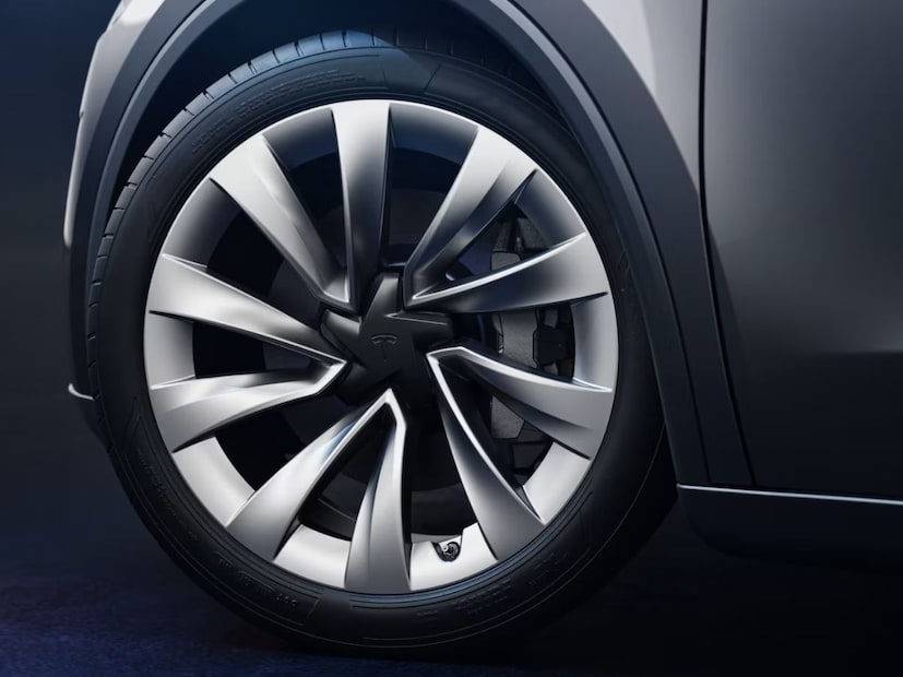 विशेष म्हणजे, टेस्लाने Tesla Model Y मध्ये बदल केले असले तरी किंमतीत कोणताही बदल केला नाही. या Tesla Model Y ची किंमत स्टँडर्ड रेंज व्हेरियंट 59.89 लाख रुपये इतकीच आहे.