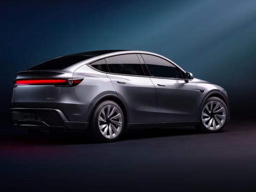 नवी बॅटरीमुळे आणखी पॉवरफुल बॅकअप -Tesla Model Y मध्ये झालेल्या अपडेट हे LG Energy Solutions कडून नवीन आणि जास्त पॉवर देणारी बॅटरी घेतली आहे. नवीन बॅटरी पॅकची क्षमता आता जवळपास  84 kWh इतकी आहे, तर आधीच्या मॉडेलमध्ये हीच बॅटरी 78 kWh क्षमतेची होती. त्यामुळे कारची फक्त रेंजच नाही वाढली तर कारचा परफॉर्मन्सही वाढला आहे. 