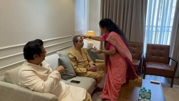 उर्वशी आणि आदित्य ठाकरेंचा ‘भाऊबीज मोमेंट’; लाडू, प्रेम आणि परंपरेचा गोड संगम
