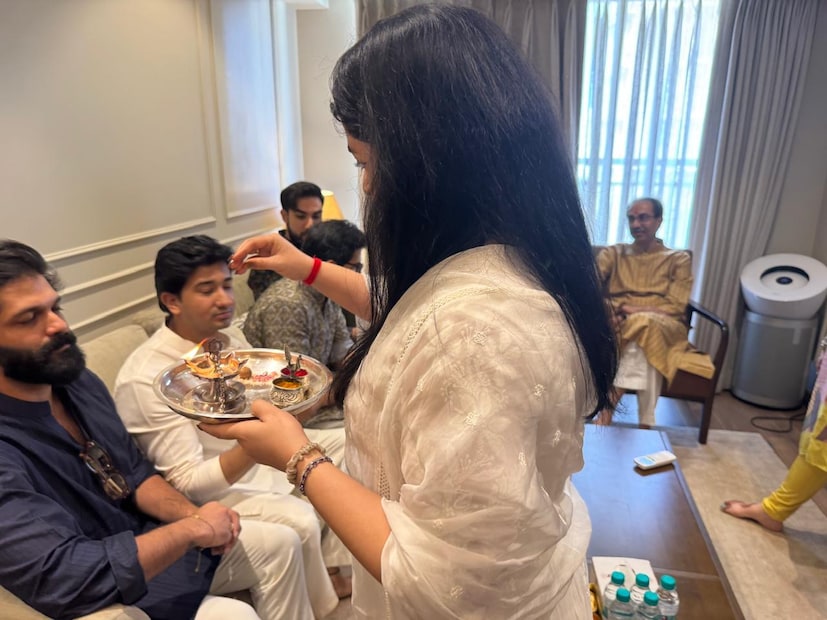 गेल्या काही महिन्यात वाढलेल्या भेटीगाठींमुळे राज ठाकरे आणि उद्धव ठाकरे यांच्यातील संभाव्य राजकीय युतीबाबतच्या चर्चांना जोर आला आहे.