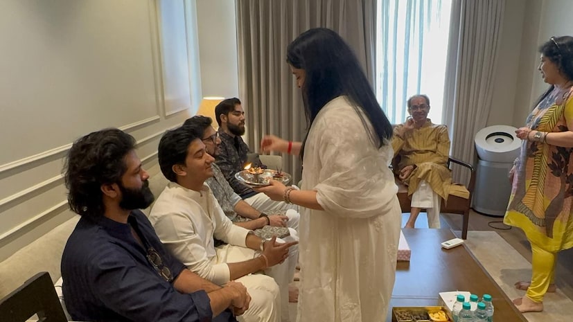 काही दिवसांपूर्वी दीपावली दीपोत्सव निमित्ताने राज ठाकरे आणि उद्धव ठाकरे, यांसह ठाकरे कुटुंब एकत्र आले होते. त्यावेळी, दोन्ही कुटुंबातील स्नेहबंध महाराष्ट्राने पाहिले.