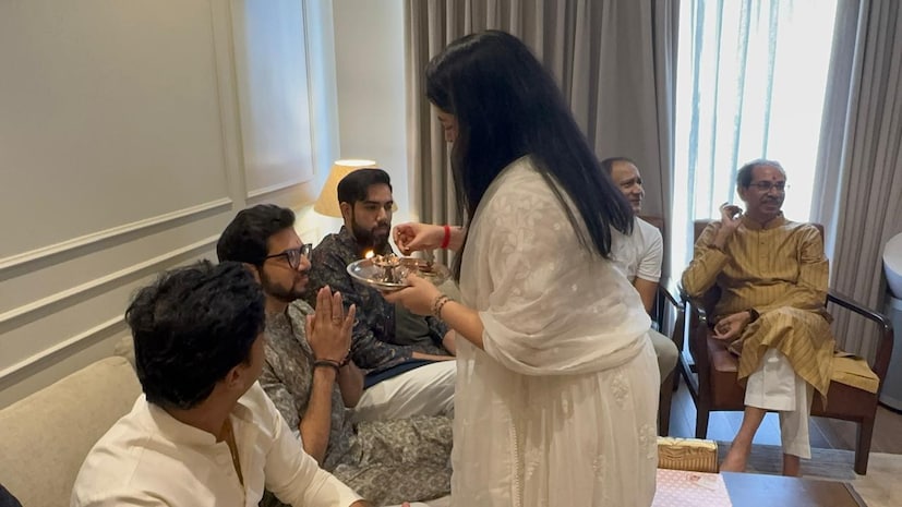 यावेळी उर्वशी ठाकरेंनी तिन्ही भावांचे औक्षण केले आणि मिठाई दिली. गेल्या 4 महिन्यातील ही ठाकरे बंधूची आजची 10 वी भेट आहे. 
