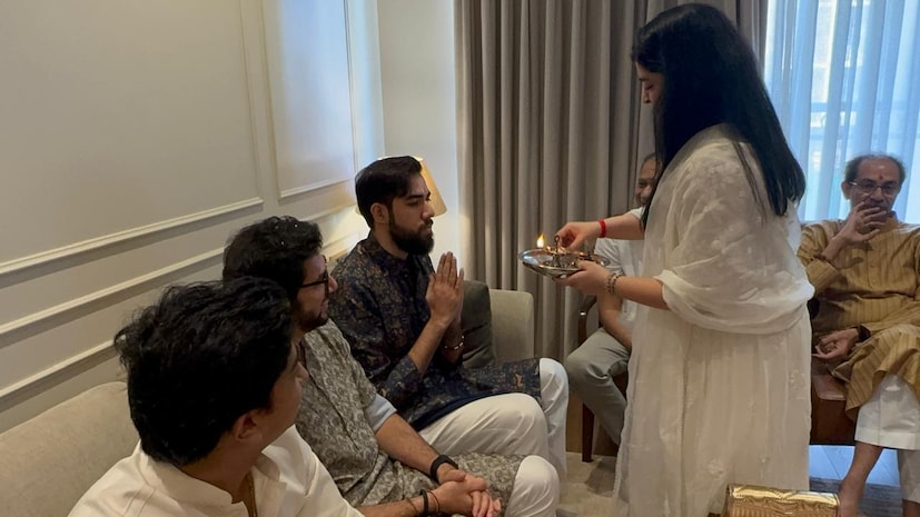 आदित्य आणि तेजस ठाकरे हेही ठाकरे कुटुंबातील भाऊबीज स्नेह भोजन कार्यक्रमानिमित्त एकत्र आले आहेत.
