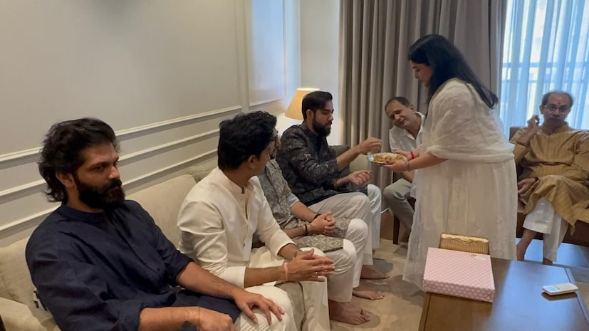 उद्धव आणि राज ठाकरे बहीण जयवंती यांच्या घरी भाऊबीजेसाठी एकत्र आले आहेत. त्यानिमित्ताने ठाकरे बंधू आणि कुटुंब एकत्र आल्याचं पाहायला मिळालं.