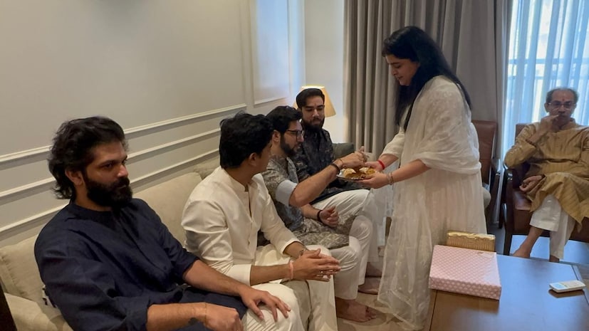  गेल्या 4 महिन्यात ठाकरे बंधू आणि ठाकरे कुटुंब वारंवार एकत्र येताना दिसून येत आहे. त्यातच आज पुन्हा एकदा राज आणि उद्धव ठाकरे भाऊबीजनिमित्ताने बहिणीच्या घरी एकत्र आले आहेत.