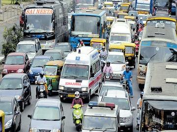 Thane News: 29 वर्षीय तरूणासाठी वाहतूक कोंडी ठरली जीवघेणी; ठाण्यात ट्रॅफिकचा अडथळा, रूग्णवाहिकेत सोडला प्राण