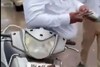 पोलीस असला म्हणून काय झालं? सामान्य पोराने दिला कायद्याचा दणका