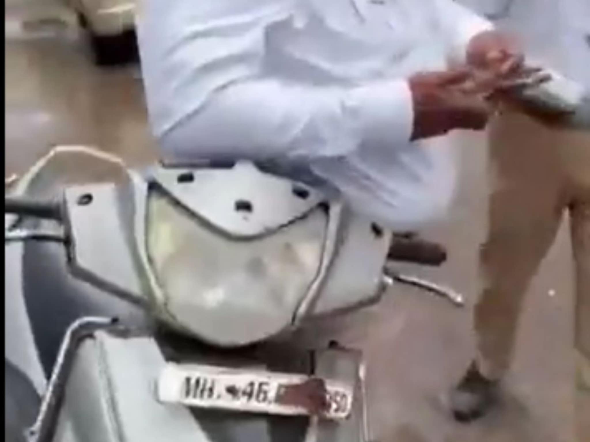 पोलीस असला म्हणून काय झालं? सामान्य पोराने दिला कायद्याचा दणका