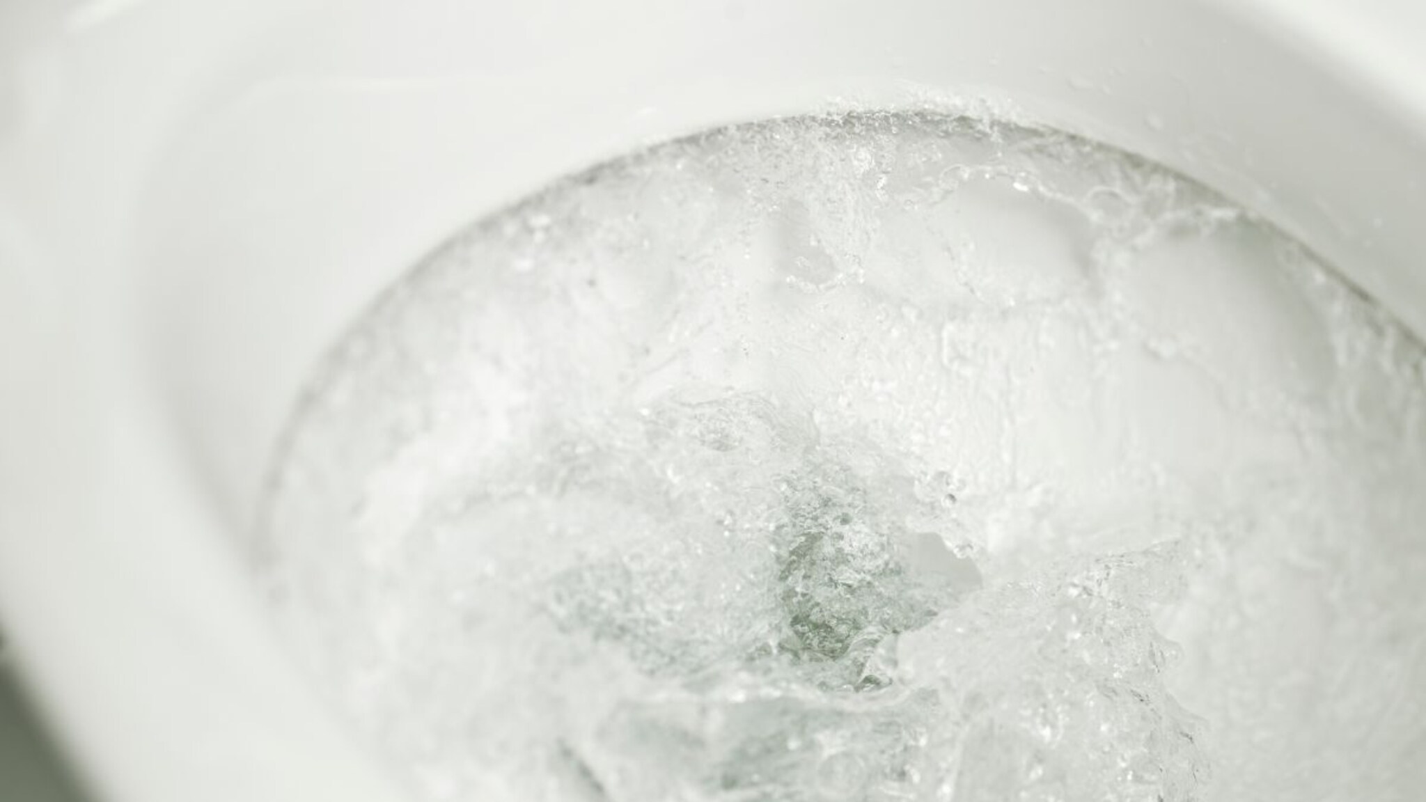 Toilet : रात्री 10 नंतर टॉयलेटमध्ये फ्लश करायला बंदी; केलं तर शिक्षा?