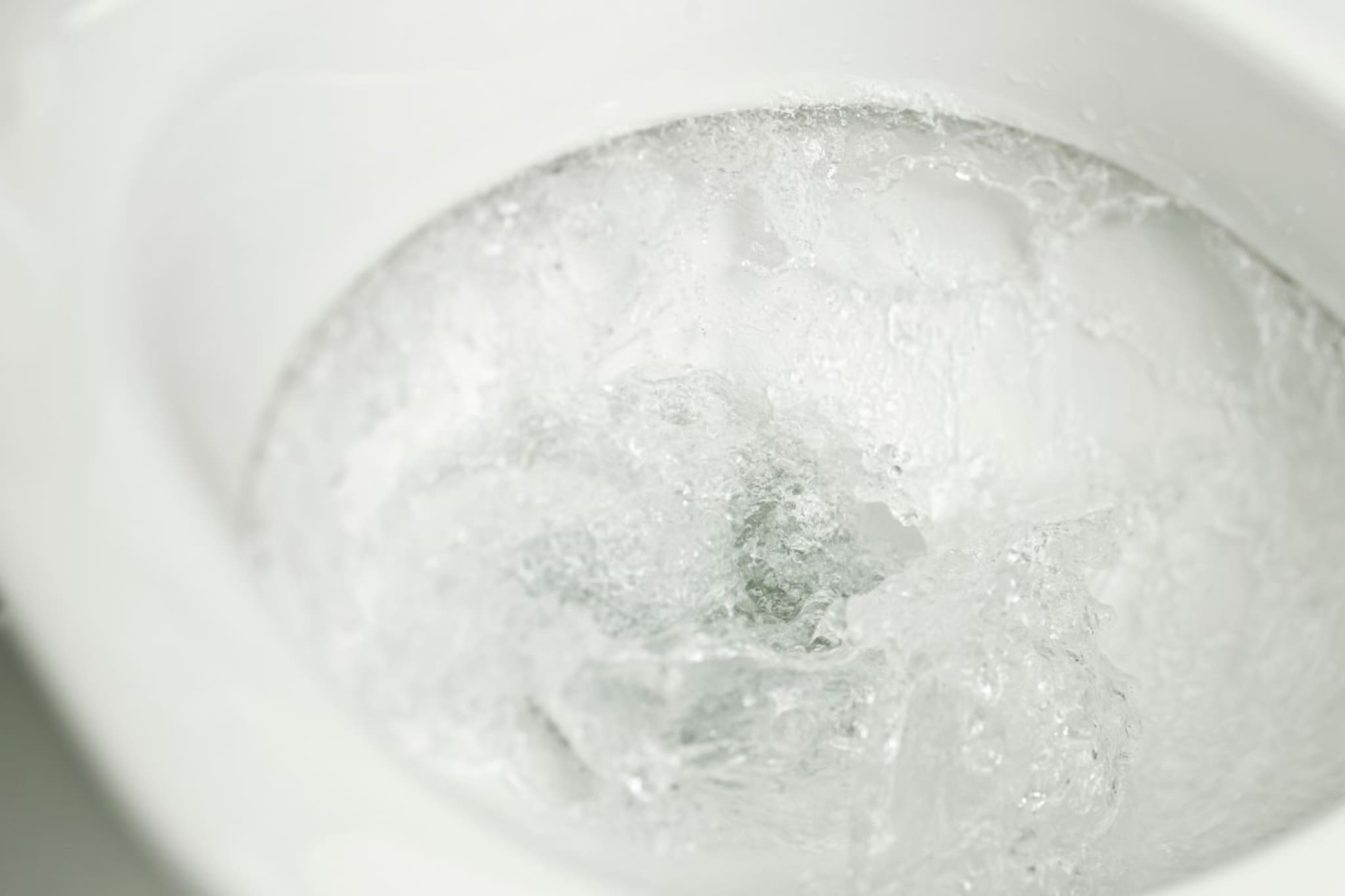 Toilet : रात्री 10 नंतर टॉयलेटमध्ये फ्लश करायला बंदी; केलं तर शिक्षा?