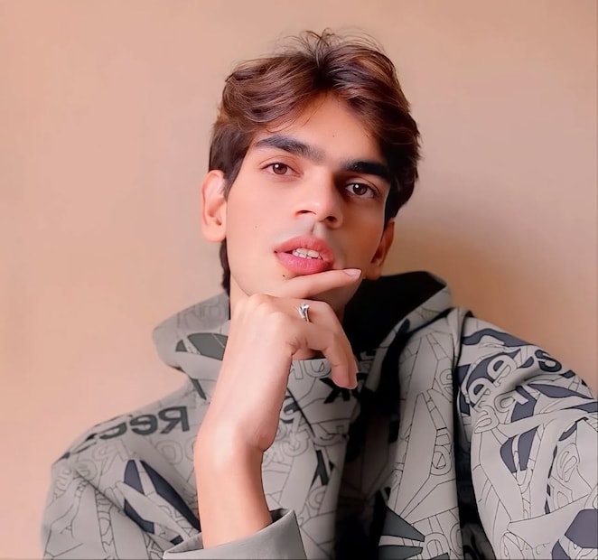 मात्र, त्यांचे मन शेवटपर्यंत ही गोष्ट स्वीकारायला तयार झाले नाही. त्यांच्या मनात फक्त एकच ध्यास होता, तो म्हणजे फॅशन डिझायनिंग! याच स्वप्नाच्या ओढीने त्यांनी मुंबई गाठली.मुंबईत वडिलांसोबत चाळीतील एका लहानशा घरात राहून त्यांनी आपल्या संघर्षाची सुरुवात केली. 