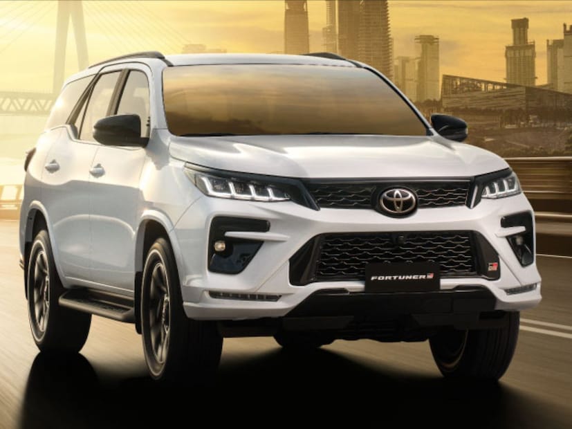 Toyota Fortuner Leade Edition 2025 मध्ये इंटिरियर्स अत्यंत प्रीमियम आणि रिफाईंड आहेत.  ब्लॅक आणि मॅरून ड्यूल-टोन सीट्स आणि डोअर ट्रिम,  स्मार्ट ऑटो-फोल्ड मिरर इल्युमिनेटेड स्कफ प्लेट्स, अत्याधुनिक टायर प्रेशर मॉनिटरिंग सिस्टीम (TPMS) दिले आहे. ज्यामुळे  ड्रायव्हिंगचा अनुभव आरामदायक आणि सुरक्षित दोन्ही असेल.
