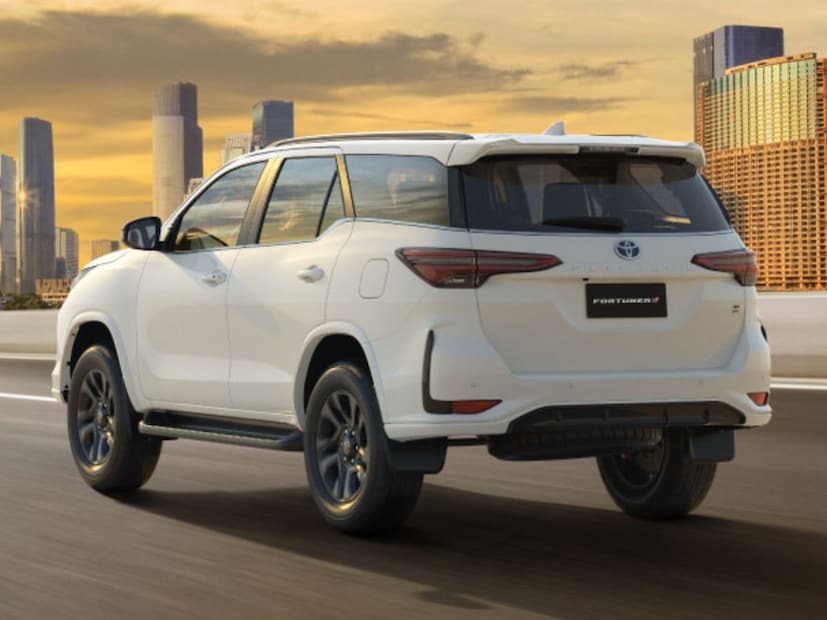 Toyota Fortuner Leade Edition 2025 मध्ये 4×2 ऑटोमॅटिक आणि मॅन्युअल व्हेरियंटमध्ये उपलब्ध आहे. यामध्ये  Attitude Black, Super White, Pearl White आणि Silver रंगाचा पर्याय उपलब्ध आहे. 
