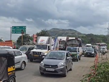 Traffic Updates: जुन्या मुंबई- पुणे हायवेवर ट्राफिक जाम, दोन ते तीन किलोमीटरच्या वाहनांच्या लांबच लांब रांगा... Traffic Updates: जुन्या मुंबई- पुणे हायवेवर ट्राफिक जाम, दोन ते तीन किलोमीटरच्या वाहनांच्या लांबच लांब रांगा...