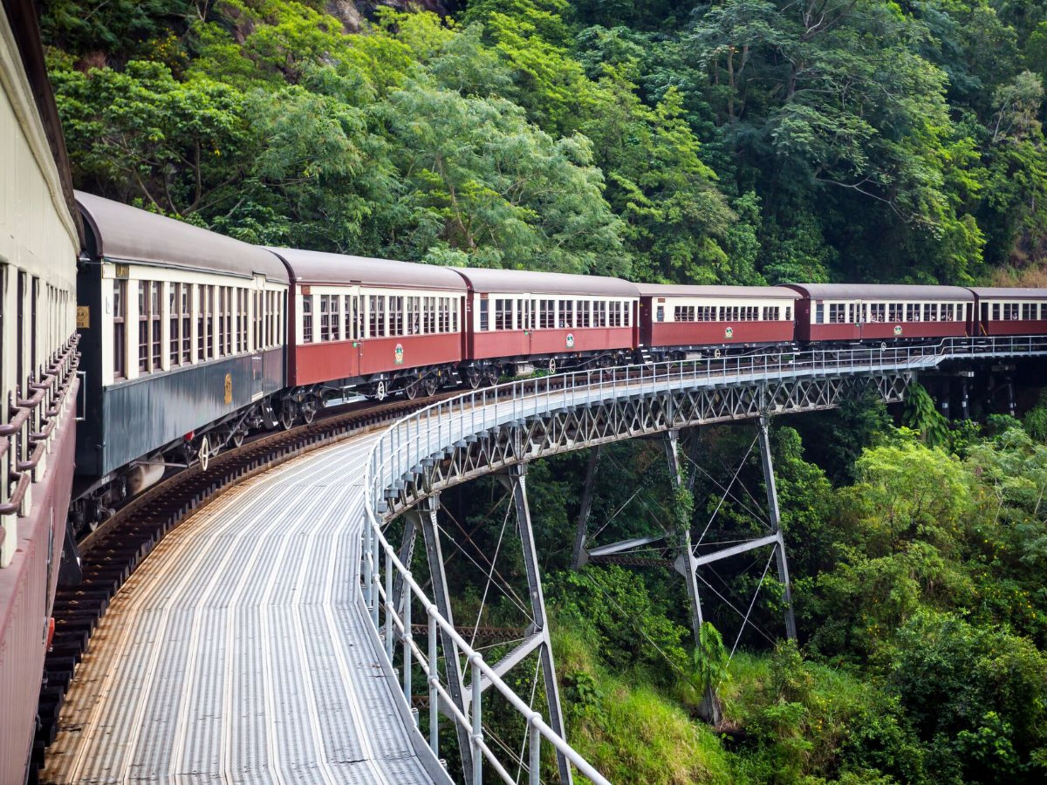 Bogie Vs Coach : ट्रेनच्या बोगी आणि कोचमध्ये नेमका फरक काय? नेहमीच्या प्रवाशांनाही माहित नाही 'ही' गोष्ट