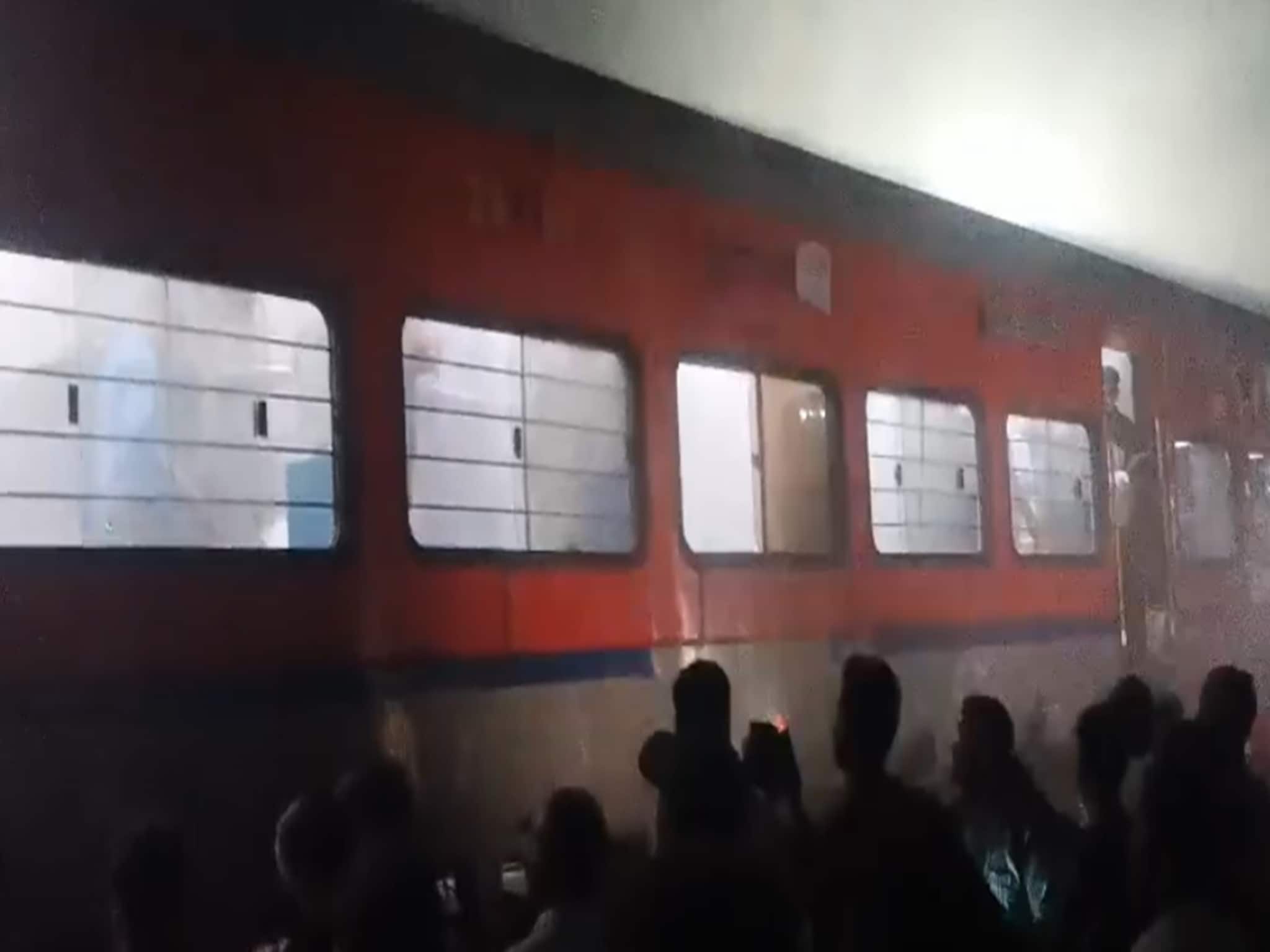 Train Fire: मोबाईलमुळे धावत्या रेल्वेच्या डब्यानं घेतला पेट, जीव वाचवण्यासाठी प्रवाशांनी ट्रेनमधून मारल्या उड्या
