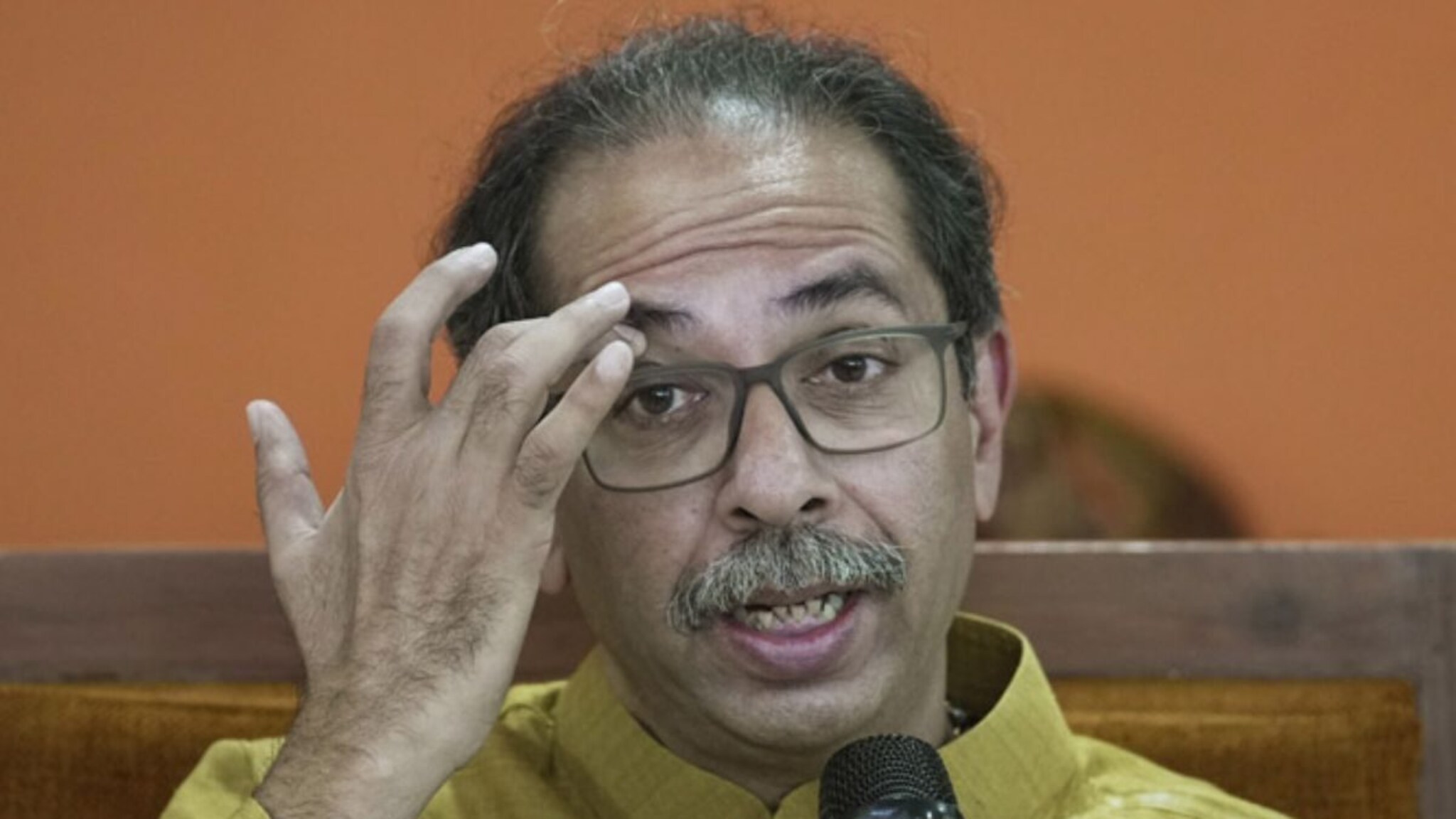 'पक्ष आम्हाला सहकार्य करत नाही', ठाकरेंच्या शिलेदारांची ऐन निवडणुकीत  माघार; पक्षाला जबर झटका