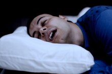 Snoring : घोरणं कसं थांबवायचं ? हे पाच उपाय ठरतील फायदेशीर, वाचा सविस्तर माहिती