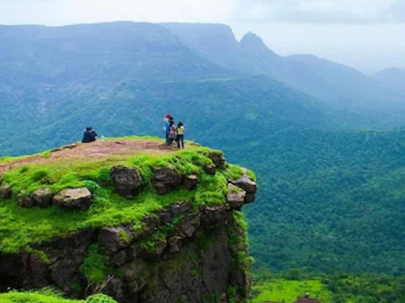 माथेरान हिल स्टेशन : नैसर्गिक शांतता आणि सौंदर्यासाठी माथेरान जगभर प्रसिद्ध आहे. येथील हवामान वर्षभर अतिशय आल्हाददायक राहते. इथे तुम्हाला पश्चिम घाटाचे विहंगम दृश्य पाहता येते, जे मन मोहून टाकते. माथेरान हे आशियातील एकमेव ऑटोमोबाईल-फ्री (गाडी नसलेले) हिल स्टेशन आहे, ज्यामुळे ते पूर्णपणे प्रदूषणमुक्त आणि शांत राहते.