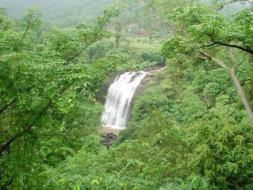 सूर्यमाला हिल स्टेशन : नाशिकपासून सुमारे 166 किलोमीटर अंतरावर असलेले हे हिल स्टेशन मान्सूनच्या वेळी स्वर्गासारखा अनुभव देते. पावसाळ्यात येथील सौंदर्य खूप वाढते आणि या ठिकाणाहून तुम्ही ढगांना अगदी जवळून पाहू शकता. येथील मनमोहक दृश्यांमुळे विदेशी पर्यटकही याच्या प्रेमात पडतात.