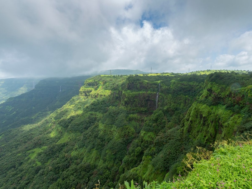 नैसर्गिक सौंदर्य आणि आल्हाददायक हवामानामुळे महाराष्ट्र नेहमीच पर्यटकांना आकर्षित करत असतो. विशेषतः नाशिक आणि त्याच्या आसपासची डोंगररांगांची ठिकाणे तर स्वर्गीय अनुभूती देतात. अनेकदा विदेशी पर्यटकही या भागातील अप्रतिम हिल स्टेशन्सच्या प्रेमात पडलेले दिसतात. 