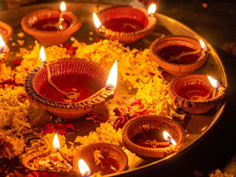 जास्त हवा येते अशी जागा ओळखा : जिथे जास्त हवा किंवा वाऱ्याचा झोत येतो, अशा ठिकाणी पणत्या ठेवू नका. वाऱ्यामुळे ज्योत हलते आणि तेल कडेपर्यंत येऊन सांडते.