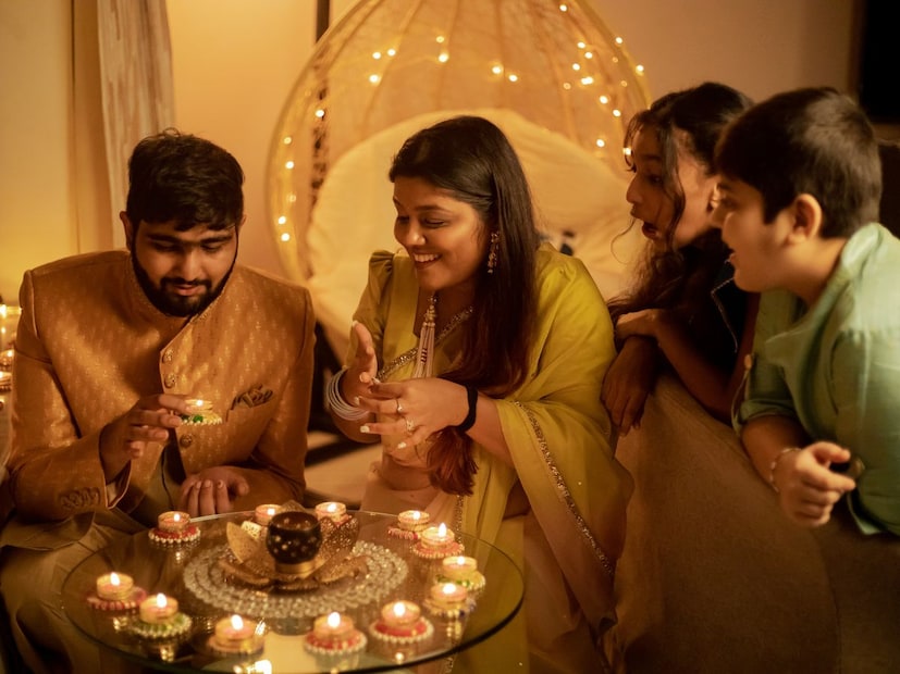 मेणबत्ती आणि दिवे चुकीच्या जागी ठेवणे : मेणबत्ती आणि दिवे घराची शोभा वाढवतात. पण चुकीच्या जागी ठेवल्यास ते घराचा संपूर्ण लूक बिघडवू शकतात. काही लोक घराच्या प्रत्येक कोपऱ्यात, खिडकीत, भिंतीवर, बाल्कनीत आणि मुख्य दरवाजावर दिवे आणि मेणबत्त्या लावतात. हे अति वाटू लागते. यामुळे पडदे आणि लाकडी वस्तूंना आग लागण्याचा धोका असतो. त्यामुळे मोकळी जागा सोडून दिवे ठेवा आणि शक्य असल्यास दिव्यांचे स्टँड वापरा.