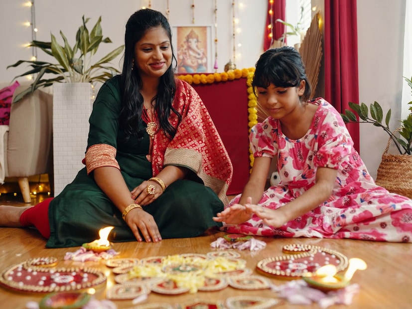 रंगांचे चुकीचे कॉम्बिनेशन : दिवाळीत घर प्रकाशित करण्यासाठी अनेक रंगांच्या लाईट्स लावल्या जातात. पण काही लोक घरात जास्त रंगीबेरंगी लाईट्स लावतात, ज्यामुळे सजावटीची थीम पूर्णपणे खराब होते. दिवाळीसाठी नेहमी एकाच रंगाच्या लाईट्सची किंवा पेस्टल कलरच्या शेड्सची निवड करा. जर तुम्ही दोन रंगांचे कॉम्बिनेशन ठेवले, तर तुमच्या घराला एक एस्थेटिक लूक मिळेल.