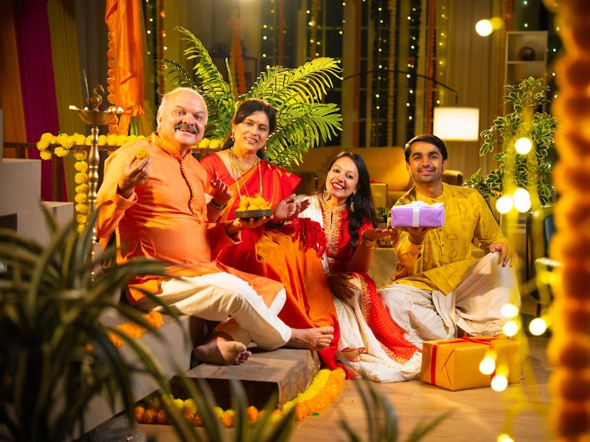 सजावटीच्या वस्तूंचा अतिवापर : अनेकदा लोक घरात रोषणाई, रांगोळी, मेणबत्त्या आणि झालरी यांचा वापर करतात. पण उत्साहाच्या भरात या सर्व वस्तू घराच्या प्रत्येक कोपऱ्यात, प्रत्येक भिंतीवर आणि प्रत्येक मोकळ्या जागेवर लावतात. यामुळे घर खूप भरलेले आणि गोंधळलेले दिसते. या दिवाळीत ही चूक करू नका. मोजक्या आणि चांगल्या वस्तूंचा वापर करा आणि मोकळी जागा सोडा, ज्यामुळे सजावट आकर्षक आणि संतुलित दिसेल.