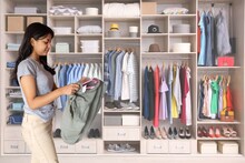Wardrobe Decluttering : जुन्या कपड्यांना करा टाटा; या पद्धतीने दिवाळीत वॉर्डरोबला द्या परफेक्ट मेकओव्हर!